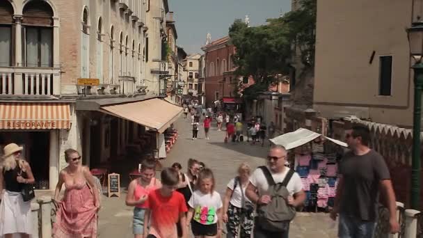 Venedik Sokak 12 'de yürüyen insanlar — Stok video