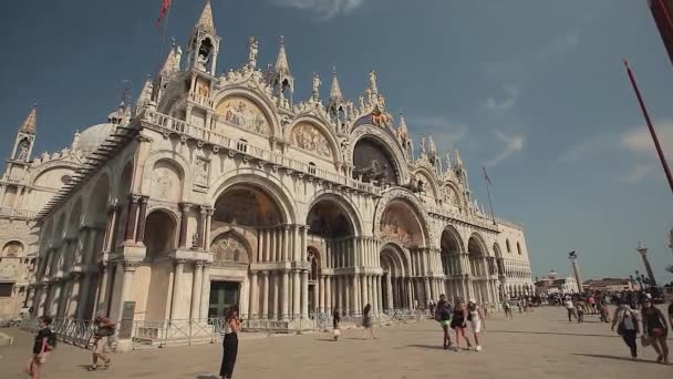 Katedra Świętego Marka z ludźmi 2 — Wideo stockowe