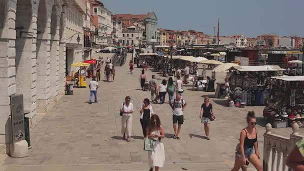 Venice 13. Sokak 'ta yürüyen insanlar — Stok video