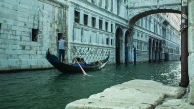 Venedik 'te gondollu Sospiri köprüsü