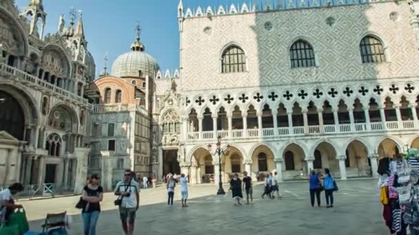Πλατεία του Αγίου Μάρκου στη Βενετία με τουρίστες — Αρχείο Βίντεο