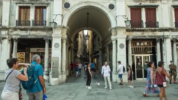 Torre do relógio em Veneza com pessoas caminhando — Vídeo de Stock