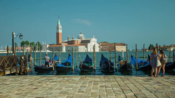 Gôndolas ancoradas na Praça San Marco em Veneza — Vídeo de Stock