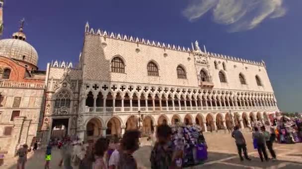 이탈리아 베니스의 두칼레 궁전을 확대 한 사진 — 비디오