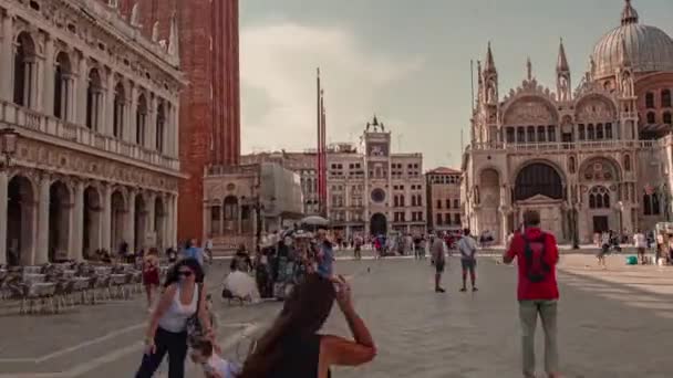 İtalya, Venedik 'teki San Marco Meydanı' nın manzarası aşırı kaymış. — Stok video