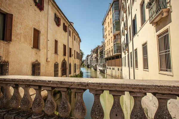 Vista Casas Históricas Sobre Río Filtradas Por Una Barandilla Mármol — Foto de Stock