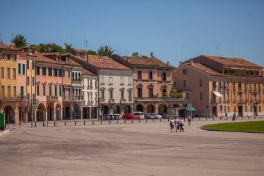 PADOVA, İtalya 17 Temmuz 2020: Prato della Valle, İtalya 'nın Padua şehrinde ünlü bir meydan