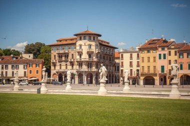 PADOVA, İtalya 17 Temmuz 2020: Prato della Valle, İtalya 'nın Padua şehrinde ünlü bir meydan