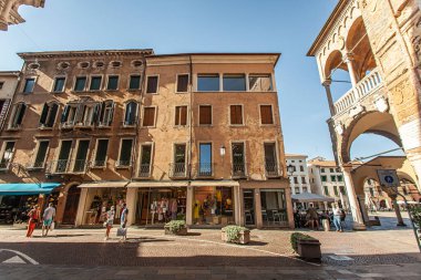 PADOVA, İTALYA 17 HAZİRAN 2020: İtalya 'nın Padua kentindeki Piazza dei Signori, şehrin en ünlü yerlerinden biri