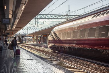 PADOVA, İTALYA 17 HAZİRAN 2020: Padua tren istasyonu ve insanlar