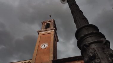 Rovigo Meydanı 'nda saati olan çan kulesi
