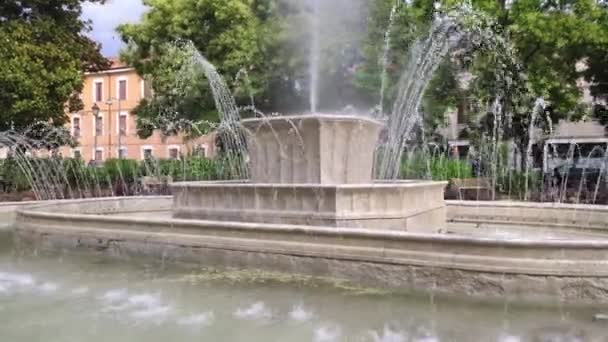 Fontana in piazza Umberto Merlino a Rovigo 2 — Video Stock