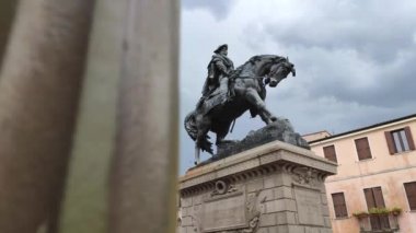 Rovigo 'daki Garibaldi Bronz Heykeli
