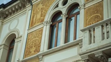 Rovigo Meydanı 'ndaki tarihi bir binadaki mimari detaylar