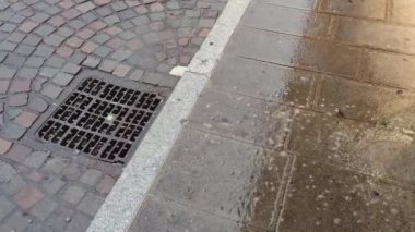 Yağmurlu rögar deliği