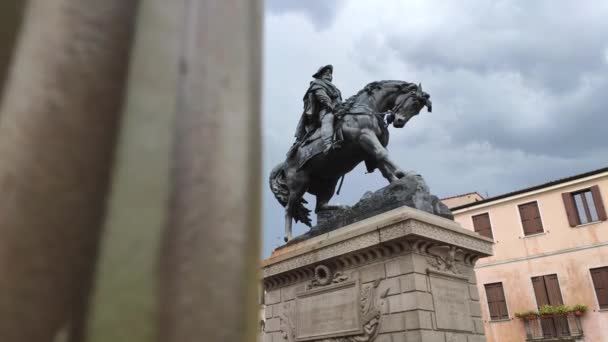 Estatua de bronce de Garibaldi en Rovigo — Vídeo de stock