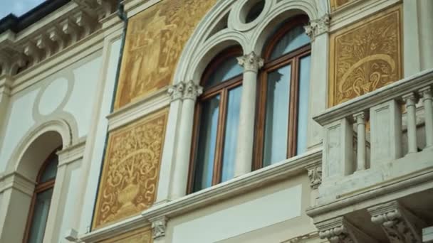 Detalhe da arquitetura em um edifício histórico na praça Rovigo — Vídeo de Stock