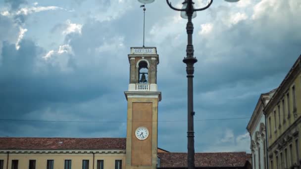 Glockenturm mit Uhr in Rovigo Platz 2 — Stockvideo