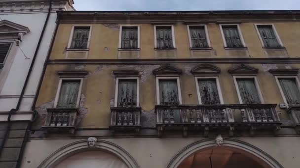 Detalhe histórico do edifício na Praça Vittorio Emanuele em Rovigo — Vídeo de Stock