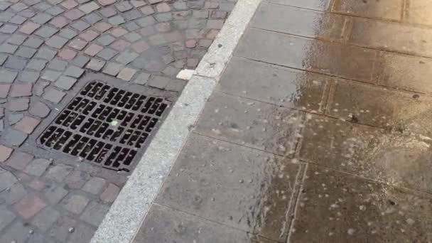Manhole com chuva 2 — Vídeo de Stock