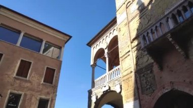 Piazza dei Signori 2 'deki Padova' daki eski tarihi binanın mimari detayları