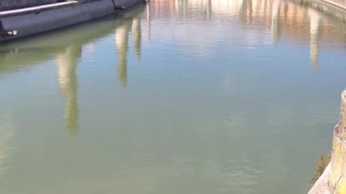 Prato della Valle 'nin Padua' daki nehir yansımasının görüntüsü