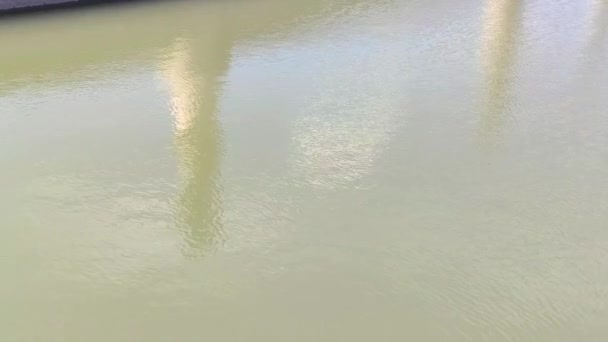 Padua 2 'deki Prato della Valle' nin nehir yansımasının görüntüsü — Stok video