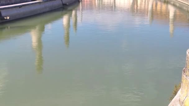 Vista del reflejo fluvial de Prato della Valle en Padua — Vídeos de Stock