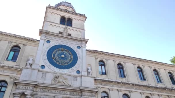 Torre del reloj en Padua en Italia — Vídeo de stock