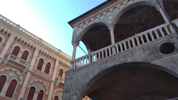 Architektonické detaily ze staré historické budovy v Padově na náměstí Piazza dei Signori 2 — Stock video