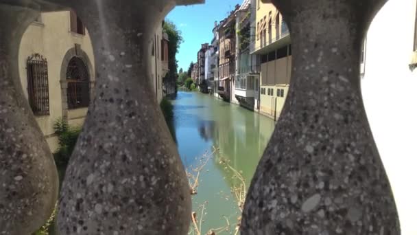 Historische Häuser am Fluss in Padua, Italien — Stockvideo