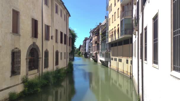 Historische Häuser am Fluss in Padua, Italien — Stockvideo