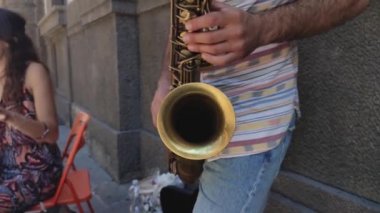 İtalya 'da Padua sokaklarında bir çift sokak müzisyeni sahne alıyor.