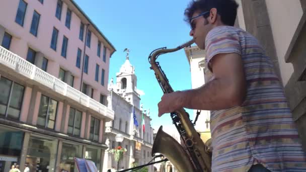 イタリアのパドヴァ通りで演奏するストリートミュージシャンのアーティストのカップル12 — ストック動画