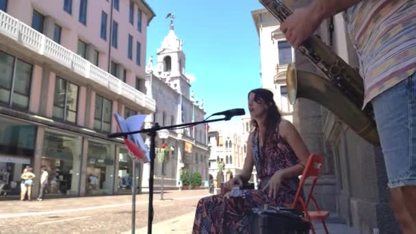 Casal de artistas músicos de rua joga nas ruas de Pádua, na Itália 14 — Vídeo de Stock