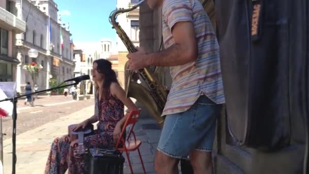 Coppia di artisti di Street Musician suona per le vie di Padova in Italia 4 — Video Stock