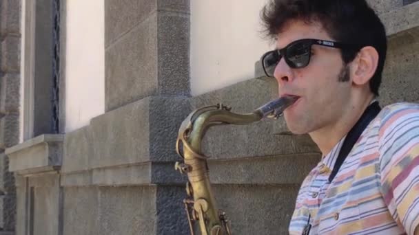 Coppia di artisti di Street Musician suona per le vie di Padova in Italia 5 — Video Stock