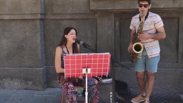 Pár pouličních hudebníků hraje v ulicích Padovy v Itálii — Stock video