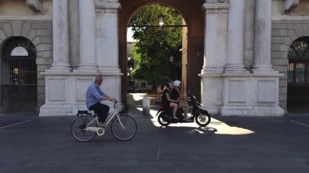 Torre dell'Orologio a Padova con persone — Video Stock