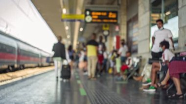 İtalya 2 'deki Padua tren istasyonunda insanlar ve gezginler
