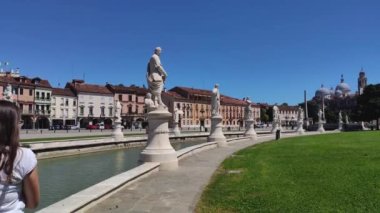 Prato della Valle, İtalya 'nın Padua şehrinde ünlü bir meydan.