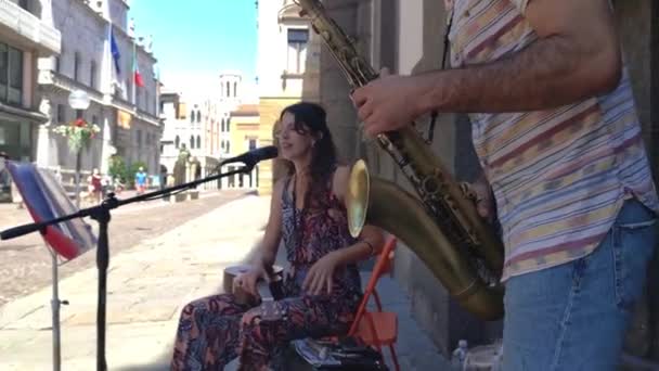 Couple of Street Musician artists plays on Padua streets in Italy 11 — Stock Video