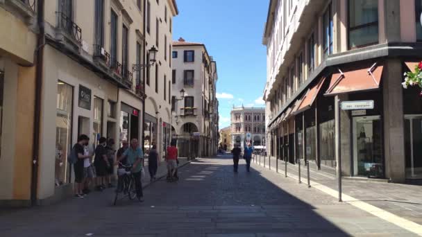 Szene aus dem wirklichen Leben in der Straße von Padua mit Menschen 3 — Stockvideo