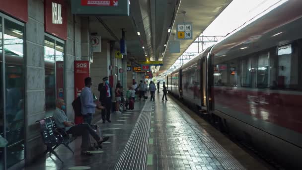 Personas y viajeros en la estación de tren de Padua en Italia — Vídeos de Stock