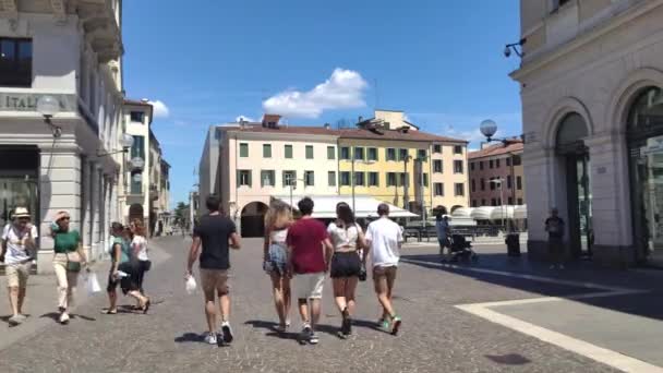 Escena de la vida real en la calle Padua en Cavour sqaure con personas 2 — Vídeos de Stock