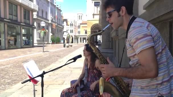 Coppia di artisti di Street Musician suona per le vie di Padova in Italia 16 — Video Stock