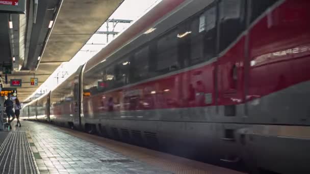 駅3内を移動する列車 — ストック動画