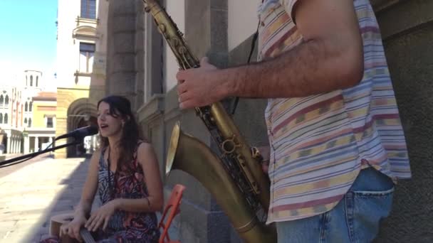 Couple of Street Musician artists plays on Padua streets in Italy 10 — Stock Video