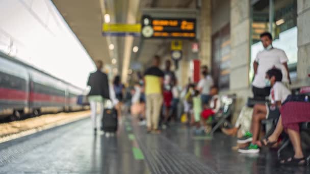 Люди и путешественники на железнодорожном вокзале Падуи в Италии 2 — стоковое видео