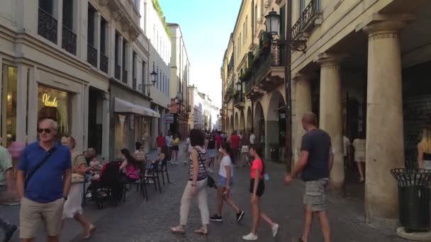 Cena da vida real na rua Pádua com as pessoas 4 — Vídeo de Stock